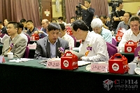 鄞州區(qū)副區(qū)長張燁文（左）、我要印總經(jīng)理王圭平（中）、寧波貿(mào)易局副局長繆永法（右）